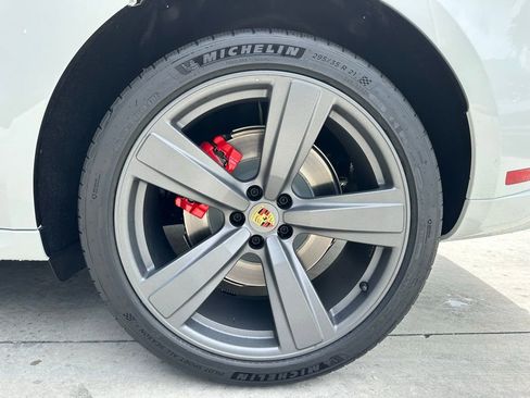 Certified 2025 Porsche Macan GTS AWD/4WD image 40