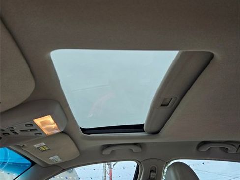 Used 2005 Lincoln Town Car Signature Limited image 18