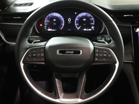 New 2025 Jeep Grand Cherokee Limited w/ Luxury Tech Group II AWD/4WD image 16