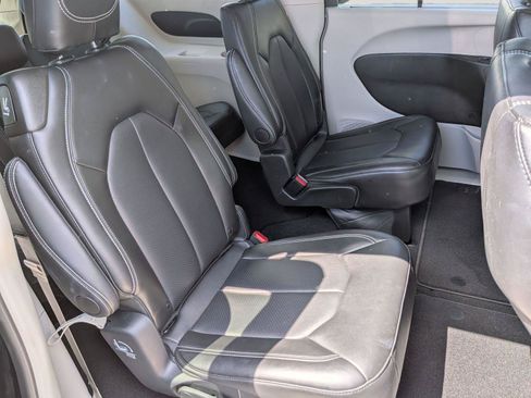 Used 2024 Chrysler Pacifica Touring-L AWD/4WD image 33