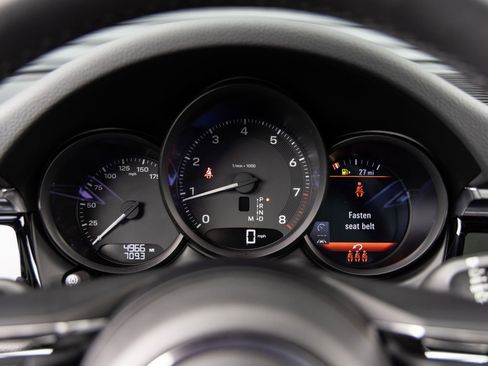 Certified 2025 Porsche Macan AWD/4WD image 13