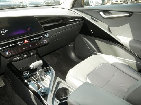 Used 2023 Kia Niro EX FWD image 11
