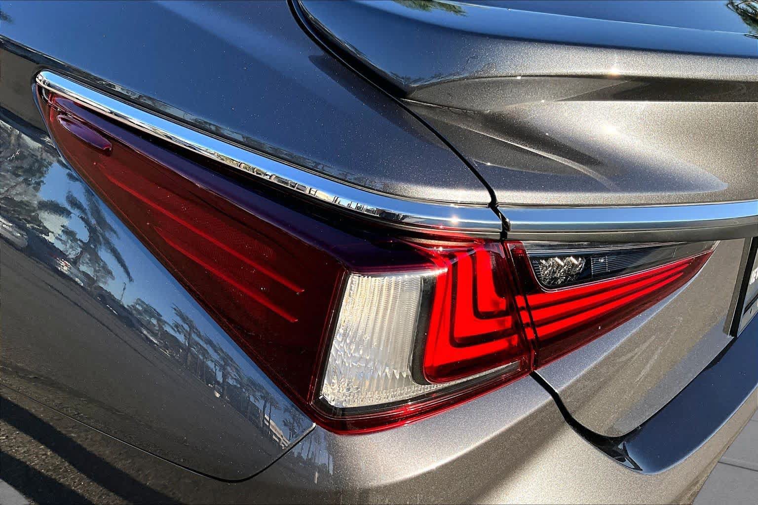 Used 2023 Lexus ES 300h w/ Accessory Package (Z1) FWD image 27