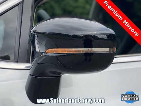 Used 2024 Chrysler Pacifica Touring-L image 11