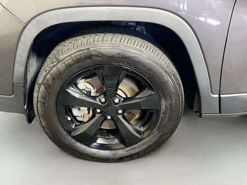 Used 2020 Jeep Cherokee Latitude Plus image 13