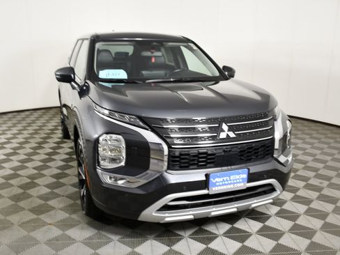 Used 2025 Mitsubishi Outlander SE AWD/4WD image 3