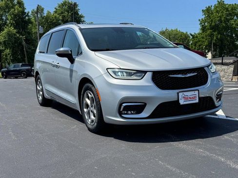 Used 2023 Chrysler Pacifica Limited FWD image 2