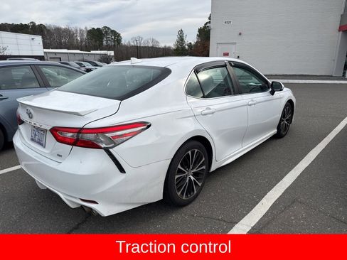 Used 2019 Toyota Camry SE image 4