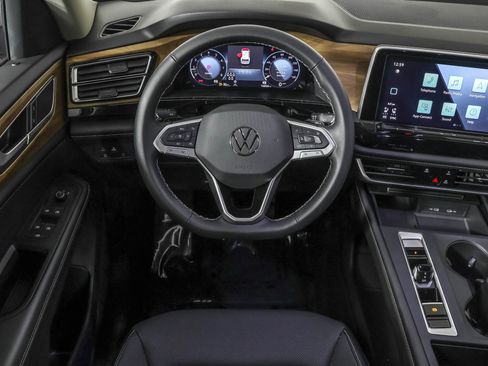 Used 2024 Volkswagen Atlas SE image 40