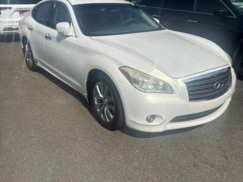Used 2011 INFINITI M37 w/ Premium Pkg RWD image 4