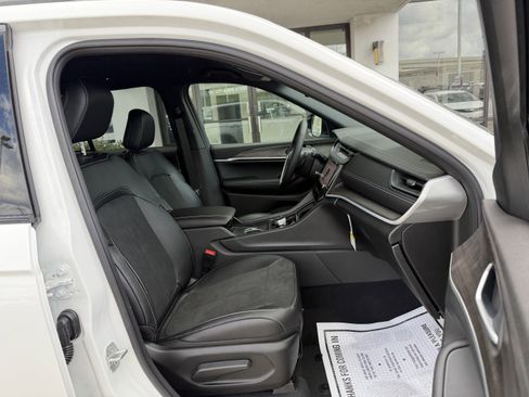 New 2026 Jeep Grand Cherokee Altitude image 24