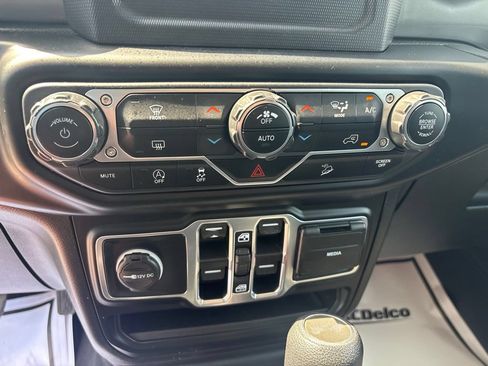 Used 2020 Jeep Wrangler Unlimited Sahara AWD/4WD image 27