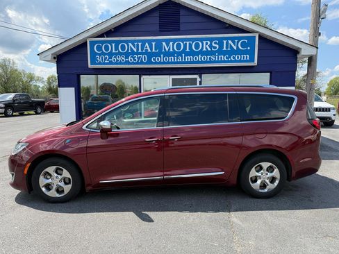 Used 2018 Chrysler Pacifica Limited image 1