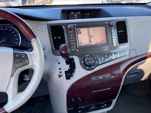 Used 2011 Toyota Sienna Limited image 6