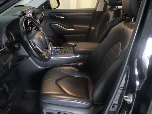 Used 2022 Toyota Highlander XLE AWD/4WD image 8