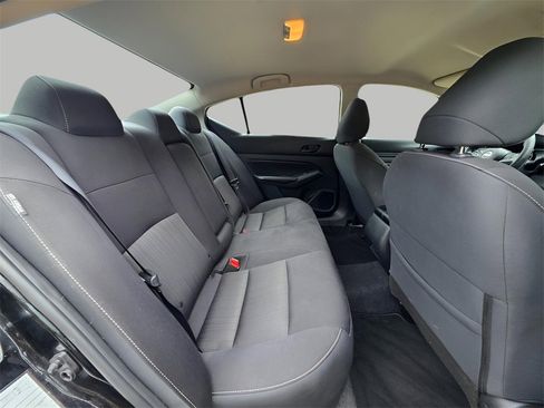 Used 2024 Nissan Altima 2.5 SV image 9