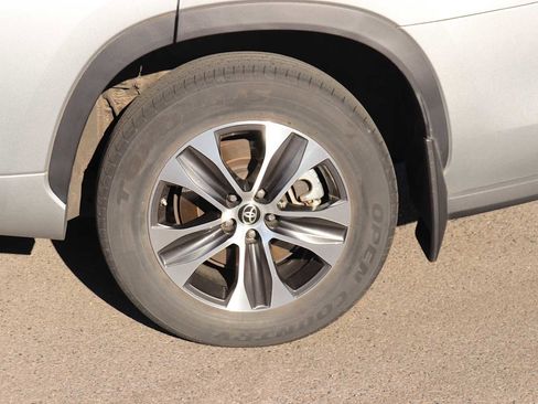 Used 2021 Toyota Highlander XLE AWD/4WD image 9