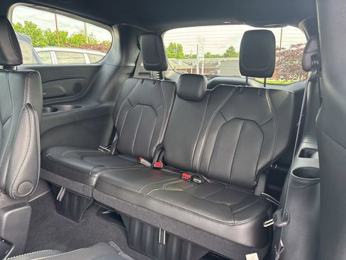 New 2027 Chrysler Pacifica Select AWD/4WD image 10