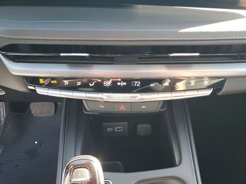 Used 2024 Cadillac XT4 Premium Luxury image 39