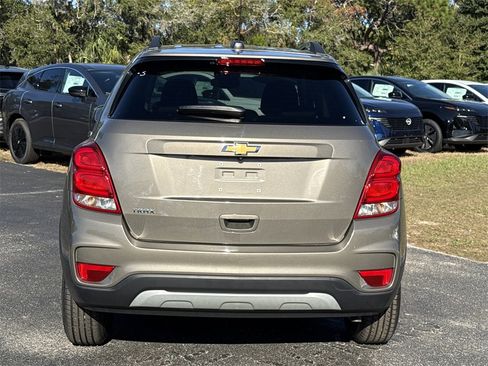 Used 2022 Chevrolet Trax LT w/ LT Convenience Package image 7
