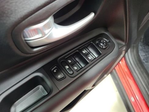 Used 2023 Jeep Renegade Latitude AWD/4WD image 19