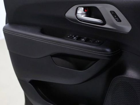 Used 2025 Chrysler Pacifica Select image 11