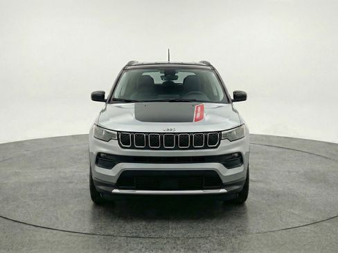 Used 2025 Jeep Compass Trailhawk AWD/4WD image 2