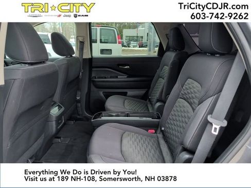 Used 2022 Nissan Pathfinder SV w/ SV Premium Package image 33