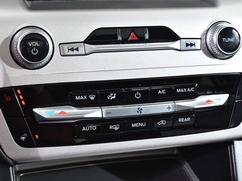 Used 2022 Ford Explorer XLT w/ Equipment Group 202A image 30