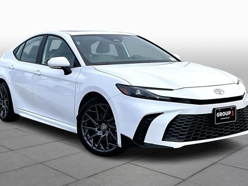 Used 2025 Toyota Camry SE image 2