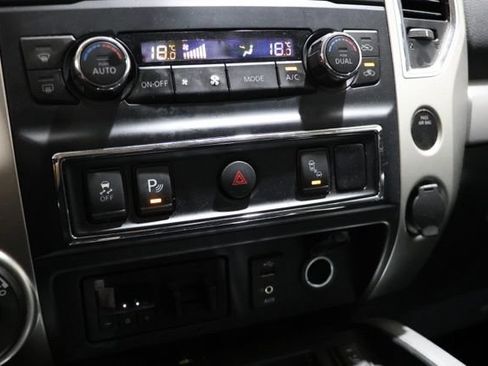 Used 2018 Nissan Titan PRO-4X AWD/4WD image 32