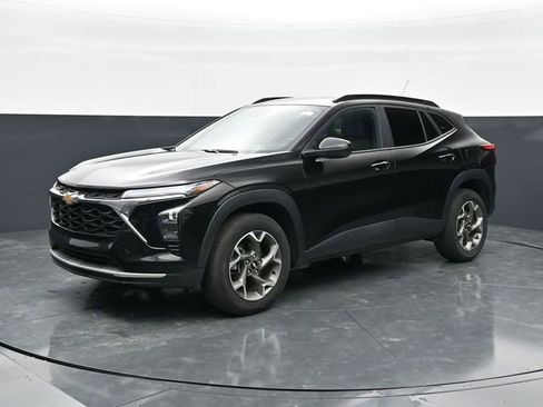 Used 2025 Chevrolet Trax LT w/ LT Convenience Package FWD image 3