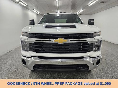 Used 2026 Chevrolet Silverado 3500 LT AWD/4WD image 2