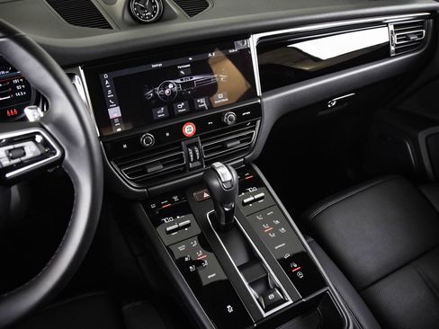 Certified 2025 Porsche Macan image 19