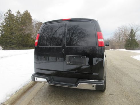 Used 2018 Chevrolet Express 2500 w/ Driver Convenience Package image 9