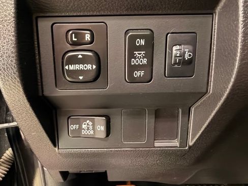 Used 2014 Toyota Tundra SR5 w/ SR5 Upgrade Package AWD/4WD image 21