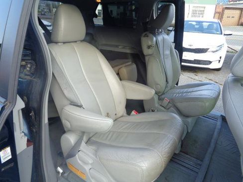 Used 2012 Toyota Sienna XLE image 22