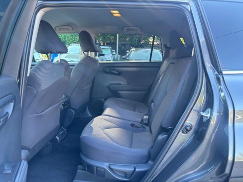 Used 2025 Toyota Highlander LE FWD image 25