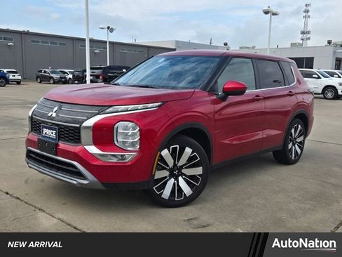 Used 2025 Mitsubishi Outlander SE image 1