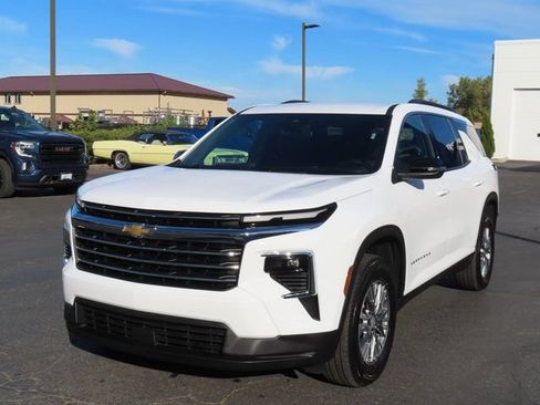 Used 2025 Chevrolet Traverse LT AWD/4WD image 3