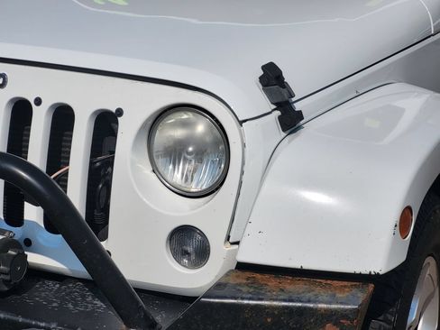 Used 2014 Jeep Wrangler Unlimited Sahara w/ Dual Top Group AWD/4WD image 7