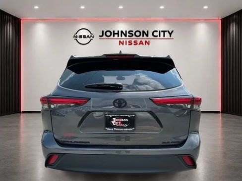 Used 2021 Toyota Highlander XLE AWD/4WD image 6