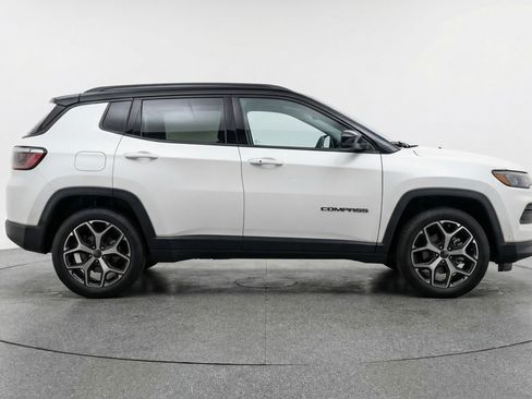 Used 2025 Jeep Compass Limited image 11
