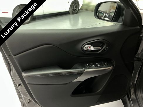 Used 2019 Jeep Cherokee Limited w/ Luxury Group image 15