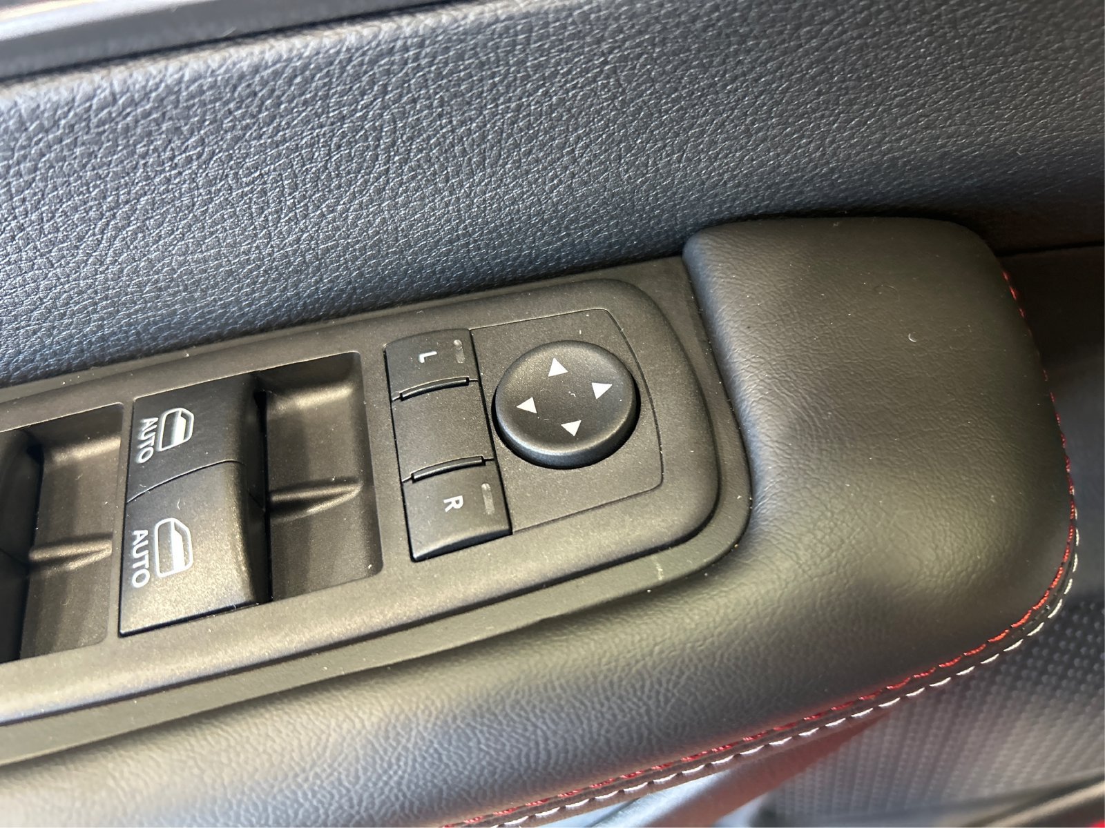 New 2027 Chrysler Pacifica Select FWD image 30