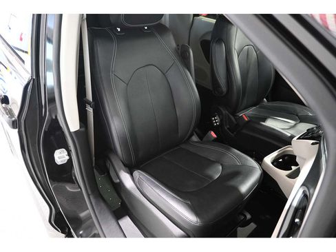 Used 2022 Chrysler Pacifica Touring-L FWD image 16