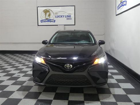 Used 2019 Toyota Camry SE image 2