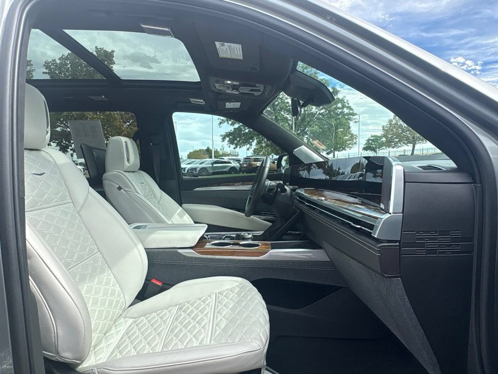 Certified 2025 Cadillac Escalade ESV Sport Platinum RWD image 28