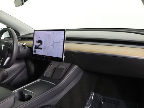 Used 2021 Tesla Model Y Long Range AWD/4WD image 25