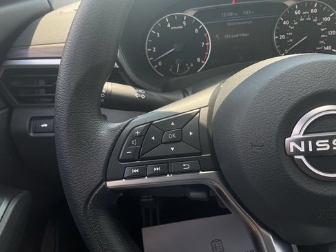 Used 2025 Nissan Altima 2.5 SV FWD image 29